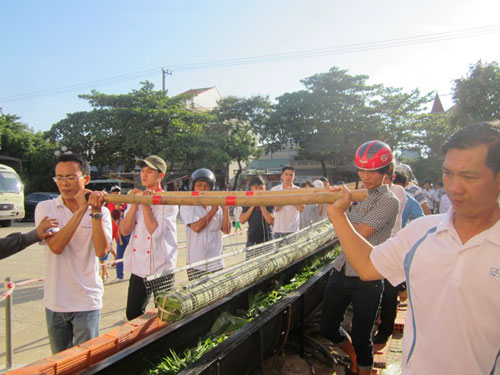 Quảng Trị:Tổ chức gói bánh Tét dài 16,2m dâng hương lên các anh hùng liệt sỹ tại thành cổ Quảng Trị