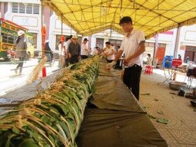 Gói bánh tét dài 16m dâng lên các anh hùng liệt sỹ ở thành cổ Quảng Trị
