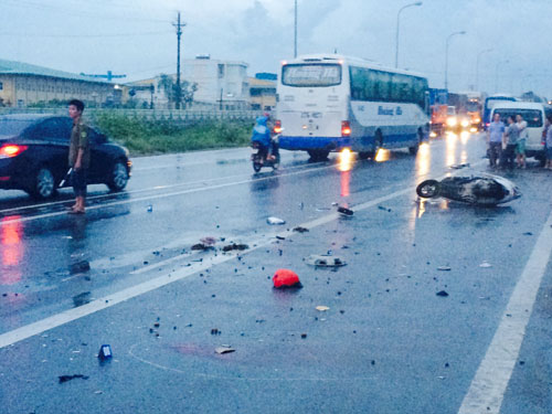 Nam Định: Xe khách phóng nhanh, lấn đường nghiền nát 2 xe máy, 3 người bị thương nặng