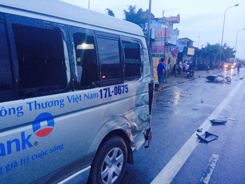 Nam Định: Xe khách phóng nhanh, lấn đường nghiền nát 2 xe máy, 3 người bị thương nặng