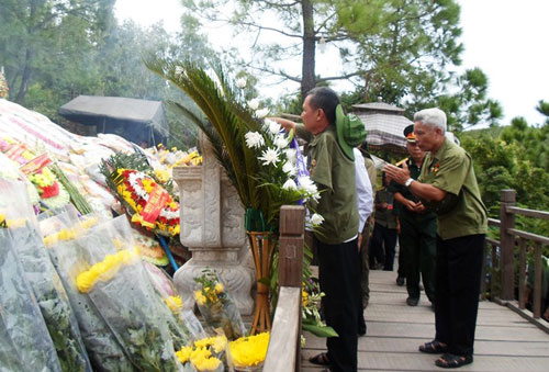 Quảng Bình: Hơn 20 ngàn người  viếng mộ Đại tướng Võ Nguyên Giáp trong dịp kỷ niệm 67 năm ngày Thương binh liệt sĩ.