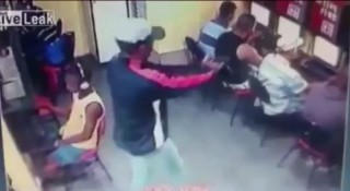 [VIDEO] Tên sát nhân cầm súng bắn vỡ đầu thanh niên trong quán Net