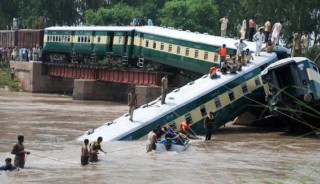 Pakistan: Tàu hỏa rơi xuống kênh, 12 người thiệt mạng