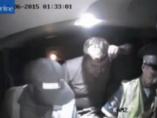 [VIDEO] Gã tài xế điên cuồng vung dao đâm gục cảnh sát