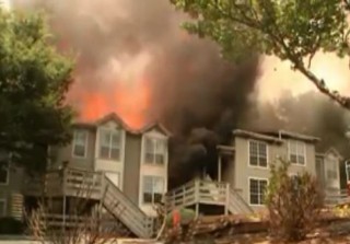 [VIDEO] Ngọn lửa bao trùm ngôi nhà, hai cô gái liều mình thoát thân