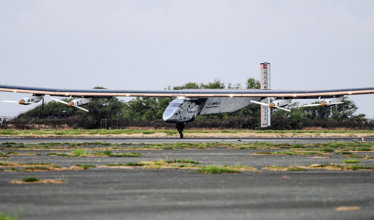 Đêm 3/7 (theo giờ Việt Nam) Chiếc máy bay Solar Impulse 2 vận hành bằng năng lượng Mặt Trời đã lập kỷ lục thế giới mới về chuyến bay bằng năng lượng Mặt Trời liên tục dài ngày nhất, khi hạ cánh an toàn ở Hawaii. Trong chặng bay khởi hành từ Nhật Bản này, Solar Impulse 2 đã trải qua 118 giờ bay không dừng qua hơn 8.000 km và vượt Thái Bình Dương mà không tốn một giọt nhiên liệu nào, trước khi hạ cánh xuống sân bay Kalaeloa, Hawaii. Trong ảnh: Máy bay chạy bằng năng lượng mặt trời Solar Impulse 2  hạ cách xuống sân bay Kalaeloa Hawaii. AFP/TTXVN