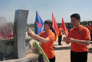 Đoàn Thanh niên PVN dâng hương tại Tượng đài Mẹ Việt Nam Anh hùng