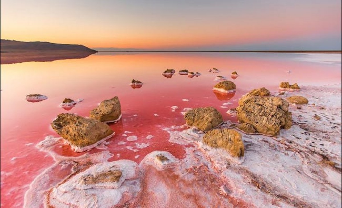 Vẻ đẹp "ngoài hành tinh" của hồ nước mặn Koyashskoye
