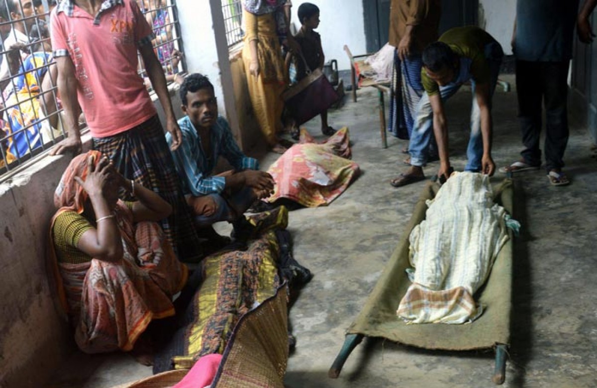 Ngày 10/7,  ít nhất 20 người đã thiệt mạng và hơn 50 người bị thương trong một vụ giẫm đạp xảy ra ngày 10/7 khi đang cố gắng chen lấn để nhận quần áo miễn phí tại một nhà máy ở thành phố Mymensingh miền Bắc Bangladesh. Cảnh sát địa phương cho biết từ khoảng 4h45 ngày 9/7 (tức 5h45 ngày 10/7 theo giờ Việt Nam), có tới 1.500 người tập trung bên ngoài nhà máy sản xuất thuốc lá sau khi quản lý nhà máy này thông báo sẽ phát quần áo miễn phí cho người nghèo theo nghi lễ của người Hồi giáo. Cảnh hỗn độn xảy ra khi hàng trăm người cố gắng chen vào nhà máy qua một chiếc cổng nhỏ. Những người thiệt mạng chủ yếu là phụ nữ. Trong ảnh: Thi thể  các nạn nhân thiệt mạng tại Mymensingh. AFP/TTXVN