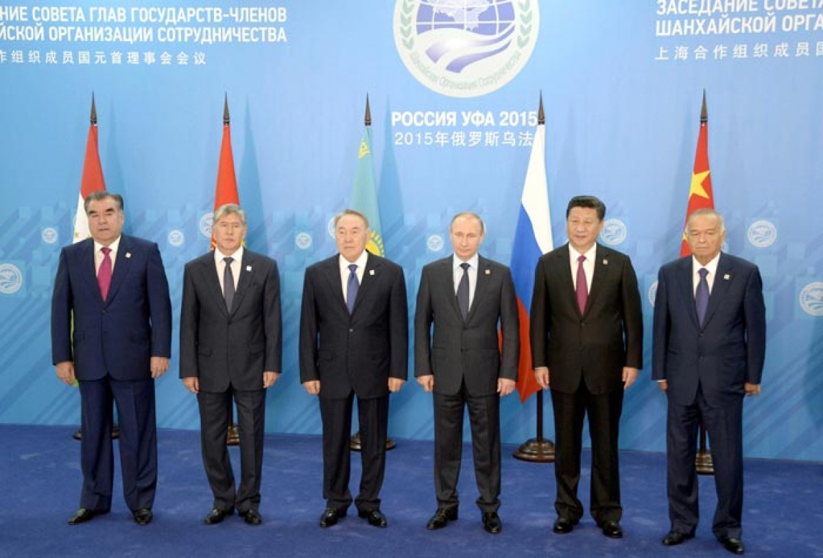 Ngày 10/7, hội nghị Thượng đỉnh Tổ chức Hợp tác Thượng Hải (SCO) lần thứ 15 đã khai mạc tại thành phố Ufa (Nga). Trước đó, ngày 9/7, tại Hội nghị thượng đỉnh lần thứ 7 Nhóm các nền kinh tế mới nổi hàng đầu (BRICS - gồm Brazil, Nga, Ấn Độ, Trung Quốc và Nam Phi) tại Ufa bế mạc đã ra tuyên bố chung bày tỏ quan ngại sâu sắc về tình hình ở Ukraine, khẳng định sẽ không có giải pháp quân sự cho cuộc xung đột tại quốc gia Đông Âu này và con đường duy nhất dẫn đến hòa giải là thông qua đối thoại chính trị toàn diện. Trong ảnh: Lãnh đạo các nước SCO tại hội nghị. AFP/TTXVN