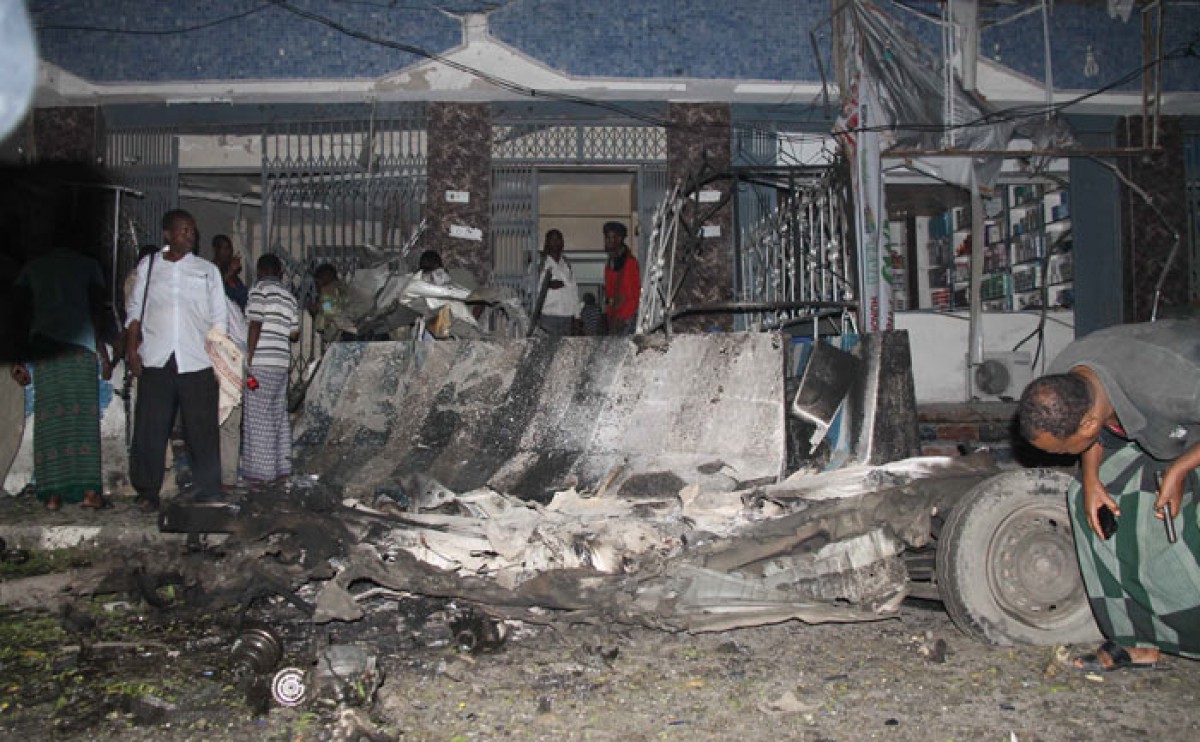 Ngày 10/7, một nhóm phiến quân Hồi giáo Al-Shabaab đã tấn công hai khách sạn ở thủ đô Mogadishu , Somalia, làm ít nhất 5 người thiệt mạng và 2 người bị thương. Trong ảnh: Hiện trường vụ tấn công tại khách sạn ở Mogadishu. THX/TTXVN