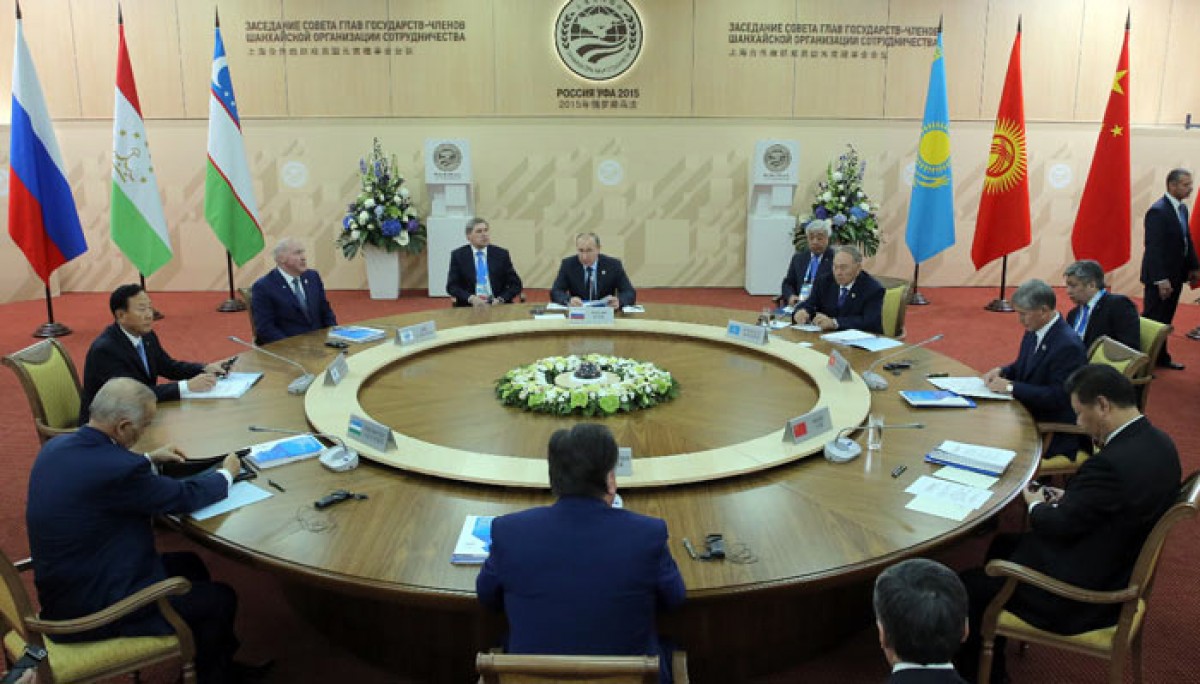 Hội nghị thượng đỉnh Tổ chức Hợp tác Thượng Hải (SCO) lần thứ 15 ngày 10/7 đã bế mạc tại thành phố Ufa, miền tây nam Nga. Hội nghị đã thông qua gói văn kiện, trong đó có Tuyên bố chung Ufa và Chiến lược phát triển SCO đến năm 2025; Chương trình hợp tác chống khủng bố, chủ nghĩa li khai và chủ nghĩa cực đoan giai đoạn 2016-2018. Trong ảnh: Lãnh đạo các nước thành viên SCO: Tổng thống Uzbekistan Islam Karimov (trái), Tổng thống Nga Vladimir Putin (giữa, phía trên), Tổng thống Kazakhstan Nursultan Nazarbayev (thứ tư, phải), Tổng thống Kyrgyzstan Almazbek Atambayev (thứ ba, phải), Chủ tịch Trung Quốc Tập Cận Bình (phải) và Tổng thống Tajikistan Emomali Rahmon (giữa, phía dưới) tại Hội nghị. AFP/ TTXVN
