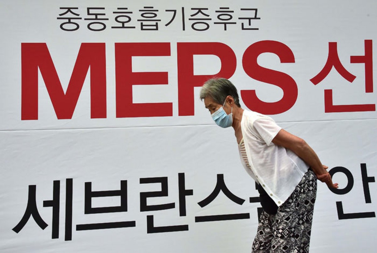 Ngày 10/7, Hàn Quốc đã ghi nhận thêm một ca tử vong do Hội chứng hô hấp vùng Trung Đông (MERS), nâng số người tử vong do MERS tại nước này lên 36. Tuy nhiên, trong suốt 5 ngày qua, Hàn Quốc không có thêm ca nhiễm mới nào và tổng số ca nhiễm MERS ở nước này vẫn là 186. Hiện ở Hàn Quốc còn hơn 560 người vẫn phải cách ly do nghi nhiễm MERS sau khi phơi nhiễm loại virus này.Trong ảnh: Nhân viên y tế phun thuốc khử trùng tại quán cà phê ở Seoul ,phòng  tránh sự lây lan của virus MERS. AFP/TTXVN