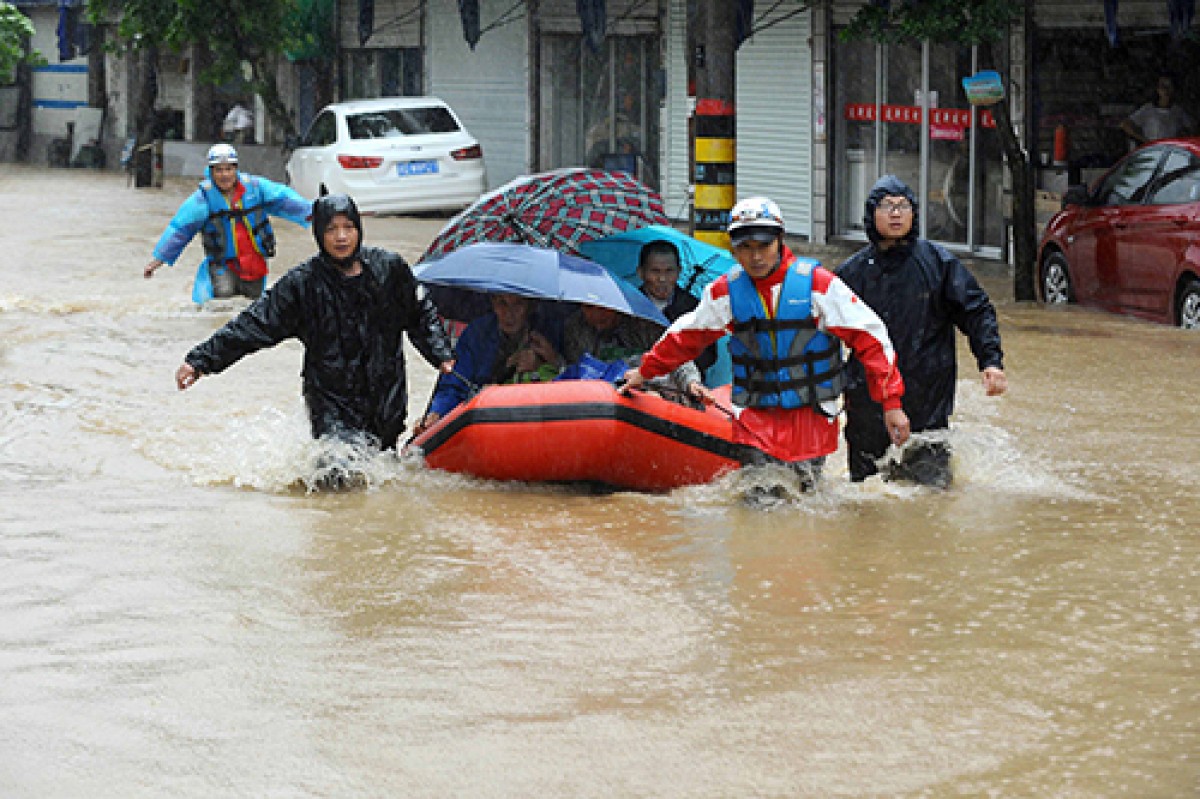 Siêu bão Chan-Hom đổ bộ vào bờ biển phía Đông của Trung Quốc, ở tỉnh Chiết Giang ngày 11/7 đã khiến gần 1 triệu người phải sơ tán, nhiều tuyến đường giao thông bị chia cắt. Đây là trận bão thứ hai đổ bộ vào Trung Quốc trong vài ngày qua và là trận bão mạnh nhất đổ bộ vào tỉnh Chiết Giang kể từ năm 1949.Trong ảnh: Sơ tán người dân khỏi các khu vực ngập lụt do mưa lớn sau khi bão Chan-hom quét qua Shaoxing, tỉnh Chiết Giang. AFP/TTXVN
