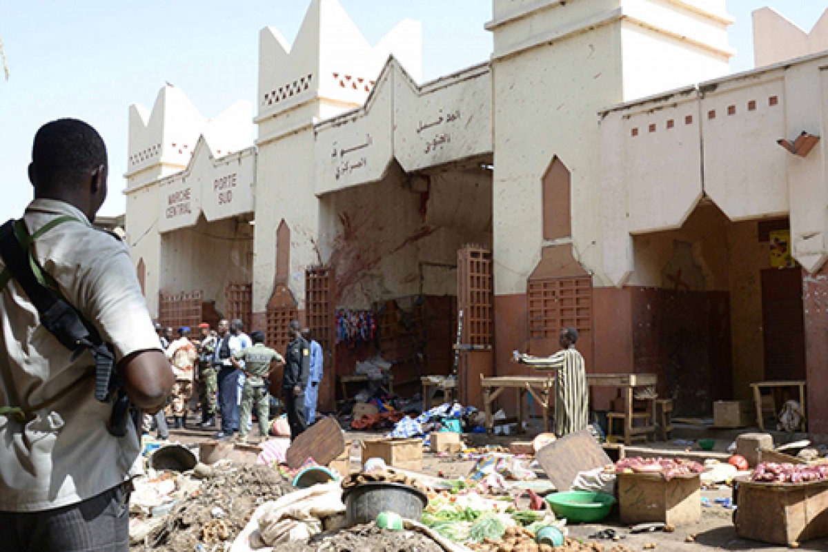 Ngày 11/7, ít nhất 14 người thiệt mạng, nhiều người bị thương trong vụ đánh bom liều chết xảy ra ở khu chợ đông người tại thủ đô N'Djamena, CH Chad. Kẻ đánh bom mặc trang phục giả danh phụ nữ Hồi giáo với khăn choàng trùm kín đầu đã kích hoạt khối thuốc nổ mang theo khi y bị cảnh sát yêu cầu khám xét. Đây là vụ đánh bom mới nhất ở CH Chad được cho là do nhóm phiến quân Boko Haram tiến hành sau vụ đánh bom kép làm 38 người thiệt mạng và hơn 100 người bị thương ở N'Djamena hồi tháng 6 vừa qua. Trong ảnh: Binh sĩ Chad phong tỏa hiện trường vụ đánh bom. AFP/TTXVN 