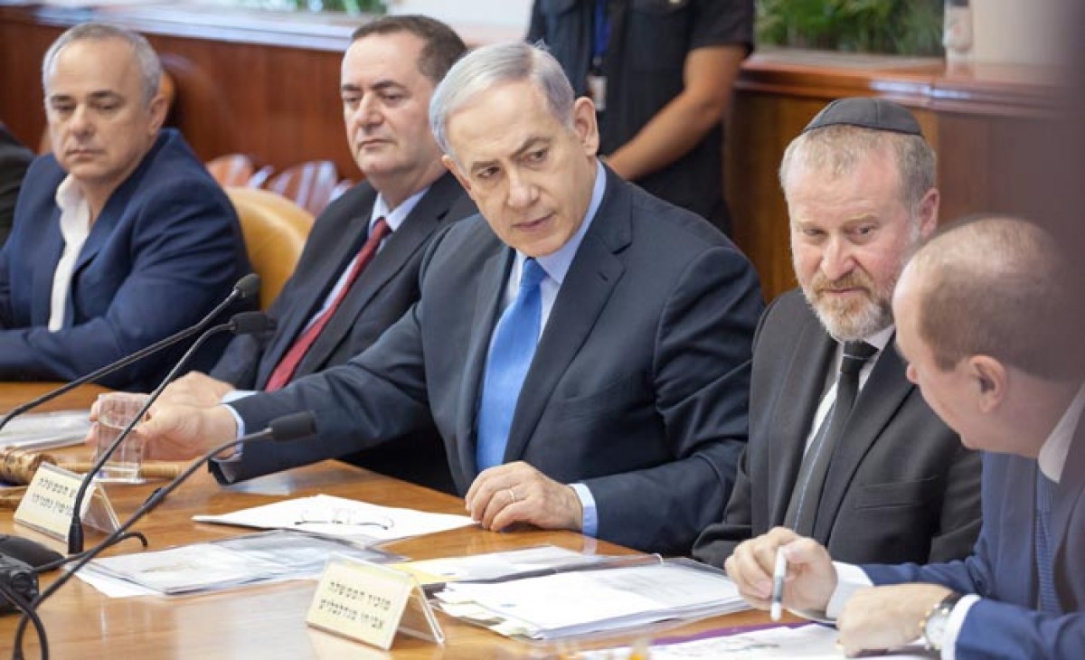 Phát biểu tại cuộc họp nội các ở thủ đô Jerusalem ngày 12/7, Thủ tướng Israel Benjamin Netanyahu (giữa) phê phán cộng đồng quốc tế về việc nhượng bộ trong vòng đàm phán với Iran nhằm đạt được một thỏa thuận hạt nhân, trong bối cảnh Iran đang xây dựng một rào chắn, đồng thời kêu gọi chống lại Mỹ và Israel. THX-TTXVN
