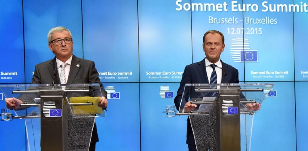Ngày 13/7, các nhà lãnh đạo Khu vực sử dụng đồng tiền chung châu Âu (Eurozone) đã đạt thỏa thuận về chương trình cứu trợ thứ 3 dành cho Hy Lạp tại Hội nghị thượng đỉnh EU khẩn cấp ở Brussels, Bỉ. Chủ tịch Hội đồng châu Âu Donalk Tusk khẳng định EU sẽ cung cấp hỗ trợ cho Hy Lạp với những biện pháp cái cách nghiêm túc và hỗ trợ tài chính thông qua Cơ chế bình ổn châu Âu. Trong ảnh: Chủ tịch Hội đồng châu Âu Donald Tusk (phải) và Chủ tịch Ủy ban châu Âu Jean-Claude Juncker tại cuộc họp báo sau hội nghị. AFP-TTXVN