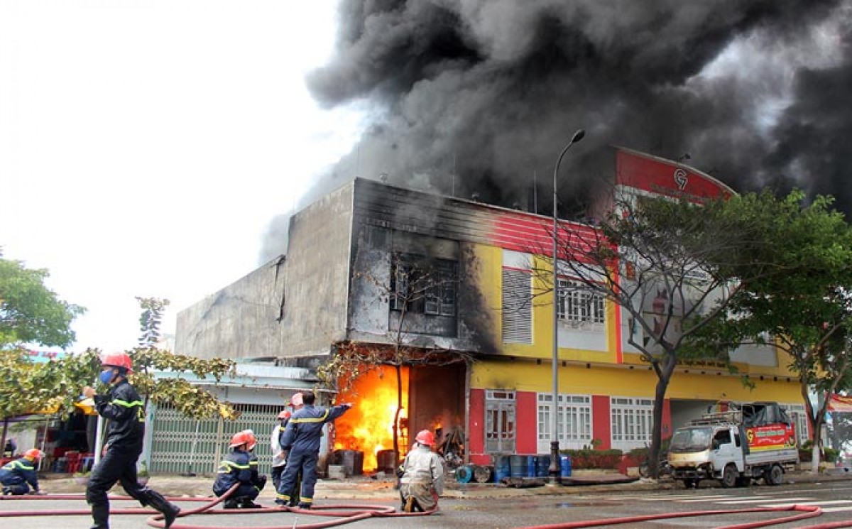 	Đám cháy xảy ra trong khu dân cư, lửa bùng cháy dữ dội, khói bốc cao hàng trăm mét.