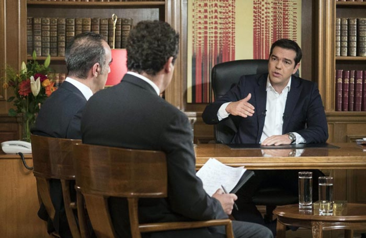 Trả lời phỏng vấn tại thủ đô Athens ngày 14/7, Thủ tướng Hy Lạp Alexis Tsipras cho biết các ngân hàng của nước này có thể tiếp tục đóng cửa cho đến khi thỏa thuận cứu trợ Hy Lạp của Khu vực đồng tiền chung châu Âu (Eurozone) chính thức được phê chuẩn và tiến trình này có thể kéo dài ít nhất 1 tháng. Ông cũng bày tỏ hy vọng trong thời gian này, Ngân hàng Trung ương châu Âu (ECB) sẽ tăng mức hỗ trợ thanh khoản khẩn cấp đối với các ngân hàng của Hy Lạp. AFP/TTXVN