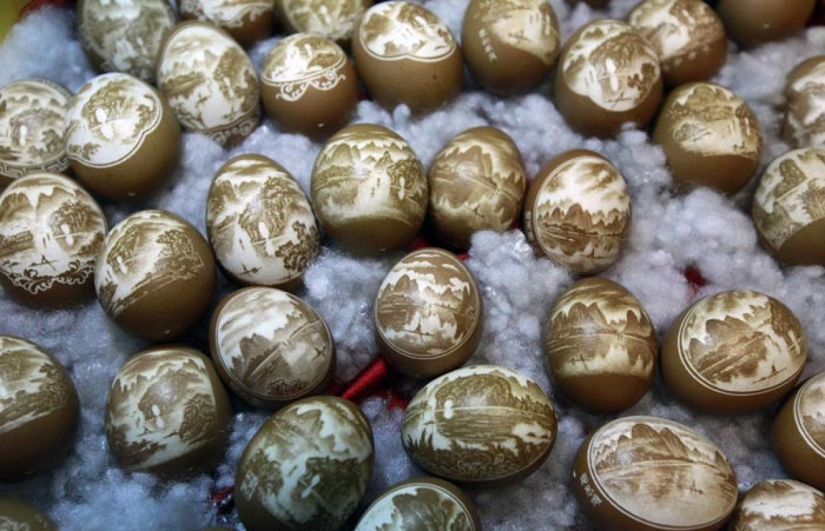 Nghệ sĩ tài hoa người Trung Quốc Chen Huaming ở thành phố Quế Lâm, khu tự trị dân tộc Choang Quảng Tây, nổi tiếng với khả năng chạm khắc trên vỏ trứng với những hoa văn tinh xảo miêu tả khung cảnh thiên nhiên quê hương và văn hóa Trung Quốc. Bắt đầu công việc này từ những năm 1980, nghệ sĩ Chen Huaming đã chế tác hàng nghìn tác phẩm chạm khắc độc đáo từ vỏ trứng. Trong ảnh: Các tác phẩm điêu khắc trên vỏ trứng của nghệ sĩ Chen Huaming ngày 13/7. THX-TTXVN
