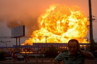 [VIDEO] Nổ như "bom nguyên tử" tại nhà máy hóa dầu Trung Quốc