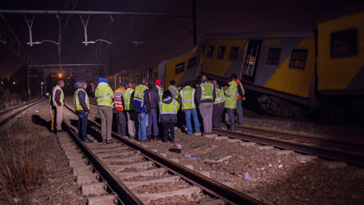 Nhà chức trách Nam Phi cho biết một vụ tai nạn đường sắt nghiêm trọng đã xảy ra gần Johannesburg ngày 17/7, làm hơn 400 hành khách bị thương, trong đó nhiều người bị thương nặng. Tai nạn xảy ra khi hai đoàn tàu khách đâm vào nhau trên cùng một đường ray tại giờ cao điểm khiến số người bị thương tăng cao. Một trong hai tàu đang di chuyển từ thành phố trung tâm Johannesburg đến thành phố cảng Soweto thì đâm vào con tàu đang đỗ. Nhà chức trách Nam Phi đang tiến hành điều tra để làm rõ nguyên nhân tai nạn. Công tác cứu hộ đang diễn ra khẩn trương. Trong ảnh: Các điều tra viên và nhân viên cứu hộ làm việc tại hiện trường vụ tai nạn. AFP/ TTXVN