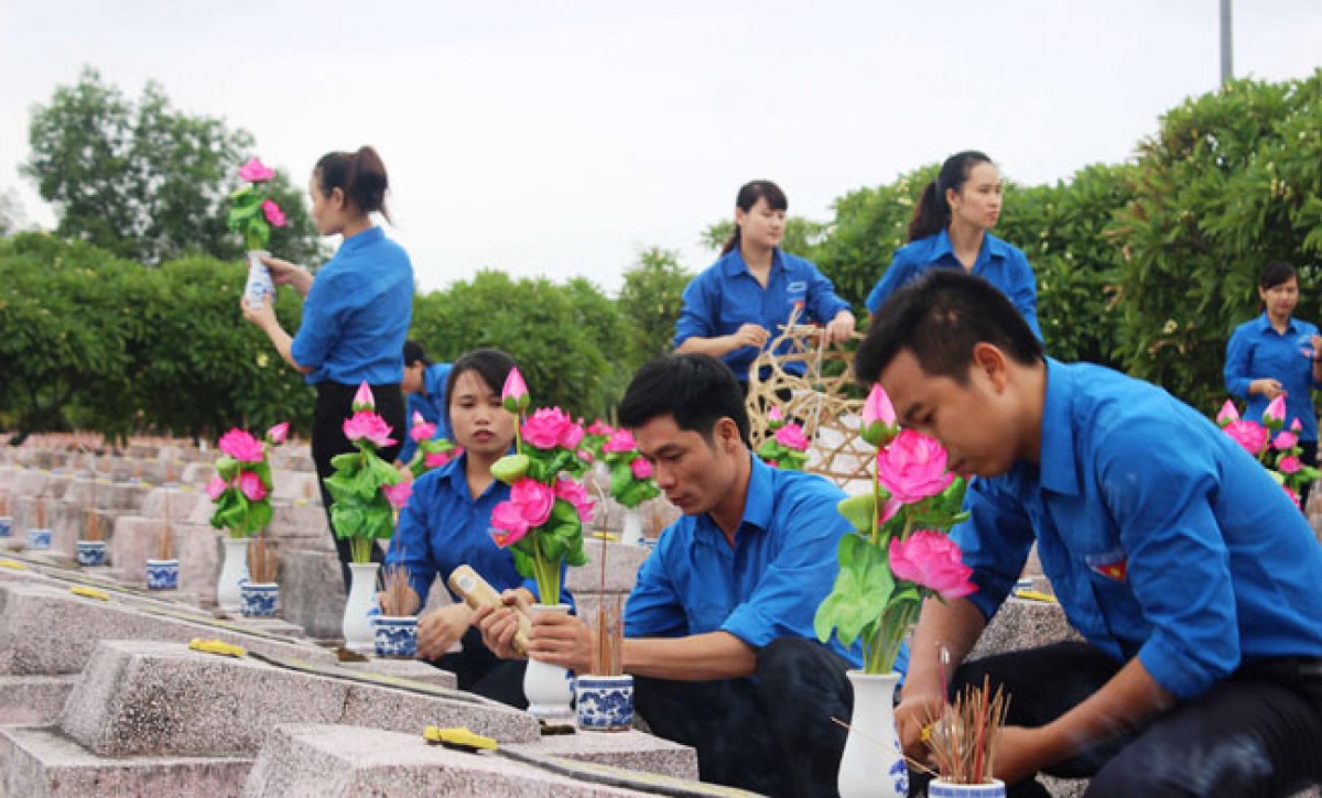 Sáng 18/7/2015, 3.000 bình hoa sen nhựa đã được các đoàn viên thanh niên tỉnh Quảng Bình đặt lên mộ các Anh hùng, liệt sỹ tại Nghĩa trang Liệt sỹ Ba Dốc, xã Lý Trạch (huyện Bố Trạch). Đây là một trong những hoạt động ý nghĩa, hướng tới kỷ niệm 68 năm ngày Thương binh-Liệt sỹ. Ảnh: Dung Dung – TTXVN