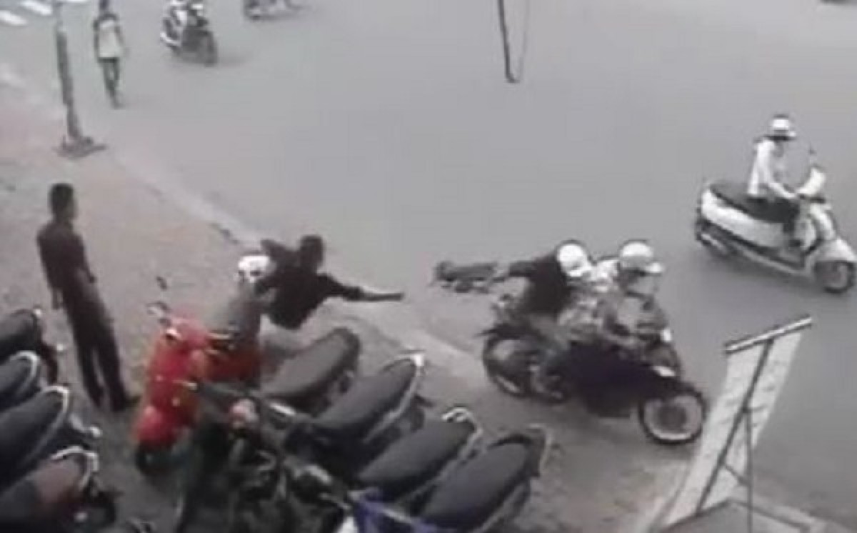 [VIDEO] Cô gái bị cướp túi xách ngay cạnh nhân viên bảo vệ