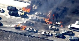 [VIDEO] Cháy rừng thiêu rụi hàng loạt ô tô trên đường cao tốc