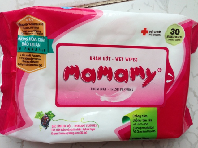 Sản xuất khăn giấy ướt từ nhà vệ sinh, in logo chữ thập đỏ để lừa người tiêu dùng