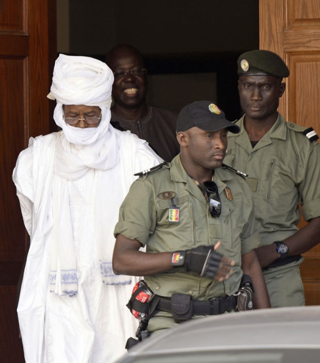 Ngày 20/7, tại thủ đô Dakar của Senegal, nhà cựu độc tài Cộng hòa Chad Hissene Habre được đưa ra xét xử công khai với tội danh chống lại loài người tại phiên tòa đặc biệt do Liên minh châu Phi (AU) thành lập. Cựu độc tài Hissene Habre, 72 tuổi, bị bắt giam tại Senegal từ tháng 6/2013. Theo các tổ chức nhân quyền khu vực và quốc tế, đã có hơn 40.000 người thiệt mạng do sự đàn áp tàn bạo trong 8 năm ông Hissene Habre cầm quyền (từ giữa năm 1982- 1990). Trong ảnh (tư liệu): Cựu độc tài Hissene Habre tại tòa án Dakar, Senegal ngày 3/6/2015. AFP/TTXVN