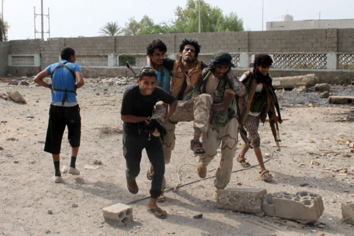 Ngày 19/7, đã có ít nhất 45 người thiệt mạng và hơn 100 người bị thương khi phiến quân Houthi theo dòng Hồi giáo Shiite và các đồng minh tiến hành vụ đánh bom khu vực Dar Saad ở phía Bắc thành phố Aden, miền Nam Yemen. Nguồn tin từ các quan chức giấu tên cho biết các nạn nhân thiệt mạng đều là dân thường và cuộc tấn công từ phiến quân đã khiến hàng trăm người dân phải chạy khỏi Dar Saad. Trong ảnh (tư liệu): Binh sĩ Yemen bị thương trong một cuộc giao tranh với phiến quân Houthi tại thành phố Aden ngày 16/7. AFP/TTXVN