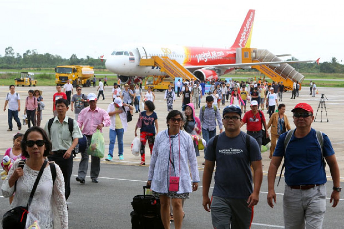 Ngày 21/7/2015, tại Càng hàng không quốc tế Cần Thơ, Vietravel phối hợp với UBND TP. Cần Thơ, Tổng cục Du lịch Thái Lan và Hãng hàng không Thai VietJet Air tổ chức khai trương đường bay thẳng Cần Thơ - Bangkok với tần suất 5 ngày/chuyến bằng máy bay Airbus A320. Trong ảnh: Những hành khách đi chuyến bay đầu tiên từ Bangkok xuống sân bay Cần Thơ trong ngày khai trương 21/7/2015. Ảnh: Duy Khương – TTXVN