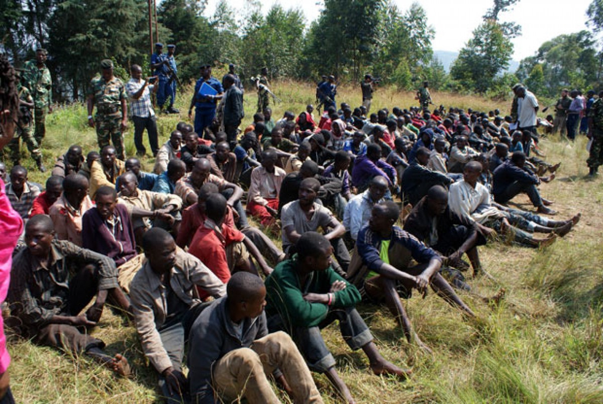 Đêm 20/7, tại thủ đô Bujumbura của Burundi đã vang lên tiếng súng và những tiếng nổ lớn, chỉ vài giờ trước khi các điểm bỏ phiếu mở cửa đón cử tri tham gia cuộc bầu cử Tổng thống gây chia rẽ ở quốc gia Trung Phi này. Burundi vẫn quyết định tổ chức cuộc bầu cử Tổng thống vào ngày 21/7, bất chấp sự tẩy chay của phe đối lập nhằm phản đối Tổng thống đương nhiệm Pierre Nkurunziza tranh cử nhiệm kỳ thứ 3. Trong ảnh: Binh sĩ Burundi bắt giữ 170 nghi can khủng bố trong chiến dịch tại Bukinanyana nhằm đảm bảo an ninh cho cuộc bầu cử Tổng thống. AFP/TTXVN