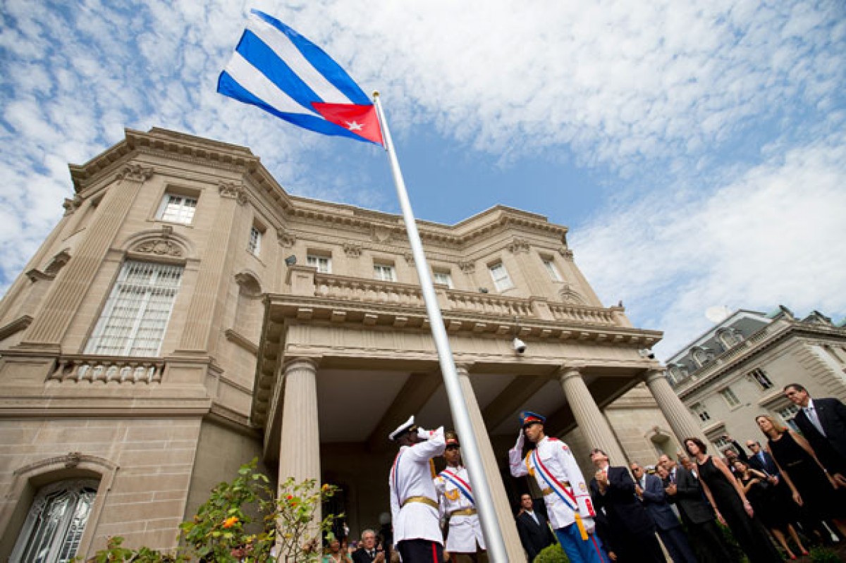 Ngày 20/7, Mỹ và Cuba đã chính thức mở cửa các Đại sứ quán tại thủ đô mỗi nước. Sự kiện này đánh dấu một bước đi mang tính biểu tượng, khởi đầu cho tiến trình bình thường hóa quan hệ ngoại giao giữa hai nước sau hơn nửa thế kỷ đóng băng. Ngoại trưởng Cuba Bruno Rodriguez, Trưởng phái đoàn quan chức cấp cao nước này, đã có mặt tại Phòng Đại diện Quyền lợi Cuba ở thủ đô Washington của Mỹ để chủ trì buổi lễ nâng cấp nơi này thành Đại sứ quán và lễ thượng cờ Cuba. Buổi lễ diễn ra trang trọng với khoảng 500 khách mời, trong đó có các nghị sĩ trong Quốc hội Mỹ cùng phái đoàn gồm 30 quan chức cấp cao trong các lĩnh vực ngoại giao, văn hóa của đảo quốc Caribe. Trước đó cùng ngày, tại thủ đô La Habana, Trợ lý Ngoại trưởng Mỹ phụ trách Tây Bán cầu Roberta Jacobson đã đại diện cho Chính phủ tham dự buổi nâng cấp Phòng Đại diện Quyền lợi Mỹ thành Đại sứ quán Mỹ. Buổi lễ thượng cờ Mỹ và nghi lễ chính thức mở Đại sứ quán Mỹ ở La Habana sẽ diễn ra vào tháng 8 tới với sự tham dự của Ngoại trưởng John Kerry. Trong ảnh: Ngoại trưởng Cuba Bruno Rodriguez (thứ tư, trái) và các quan chức tại Lễ thượng cờ Cuba trước Đại sứ quán Cuba ở thủ đô Washington (Mỹ) ngày 20/7. AFP/ TTXVN