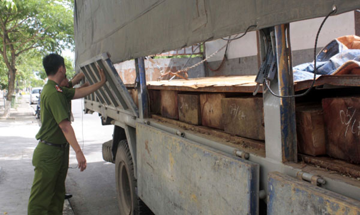 "Chế" ngăn bí mật cho xe tải để chở gỗ lậu