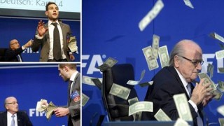 [VIDEO] Chủ tịch FIFA Sepp Blatter bị diễn viên hài tung vài trăm triệu tiền giả vào mặt