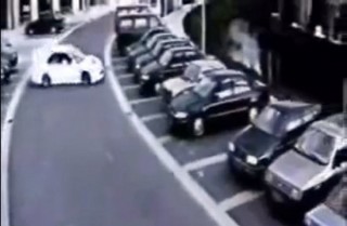 [Video] Pha đánh lái ngoạn mục vào bãi đậu xe qua mặt cảnh sát