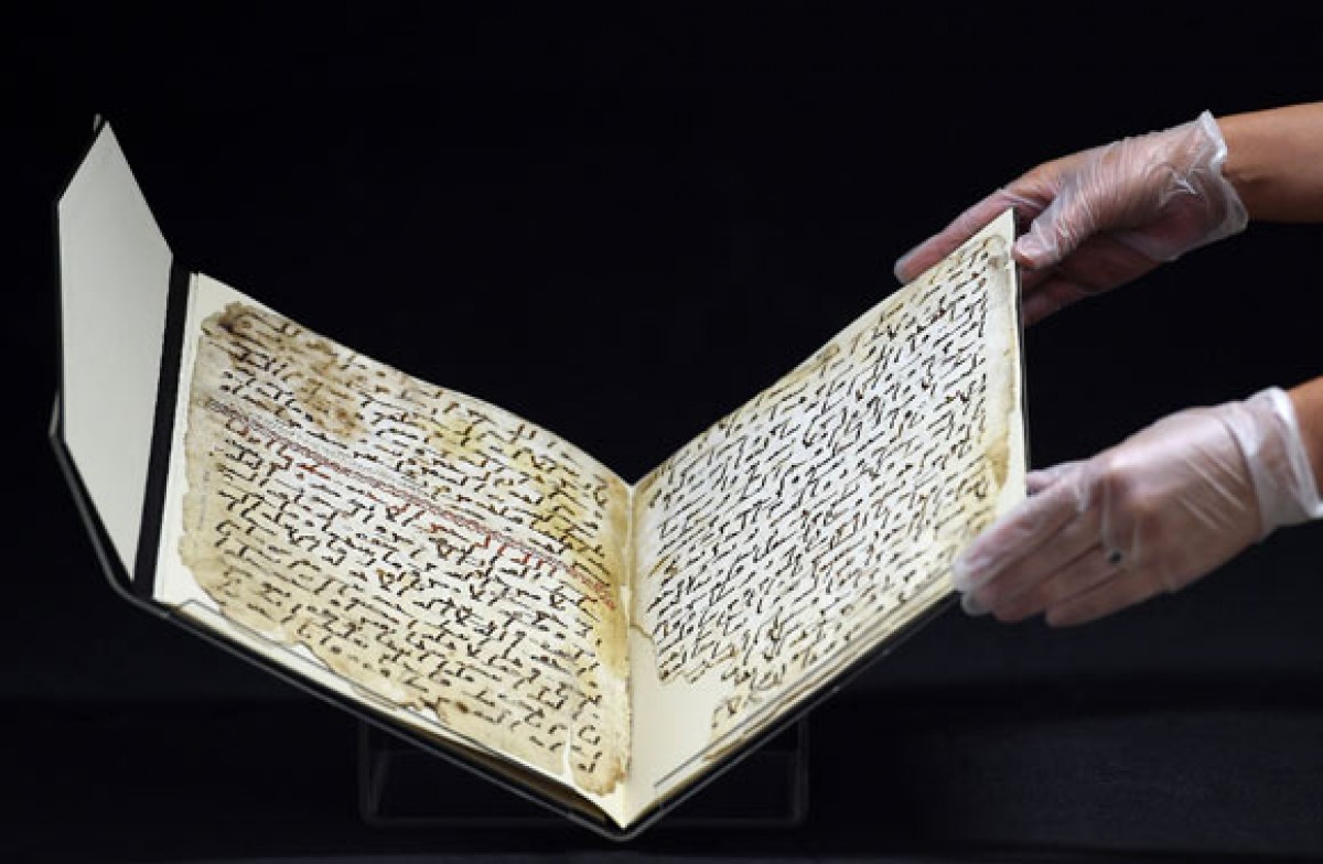 Ngày 22/7, một bản viết tay kinh Koran cổ trên 2 tấm da dê  đã được các nhà khoa học thuộc trường đại học Birmingham, Anh xác định niên đại từ thời nhà tiên tri Mohammed ở đầu thế kỷ thứ 7 và là một trong những cuốn kinh Koran cổ nhất thế giới. Trong ảnh: Các nhà khoa học xác định niên đại cuốn kinh Koran cổ tại trường Đại học Birmingham, Anh. AFP-TTXVN