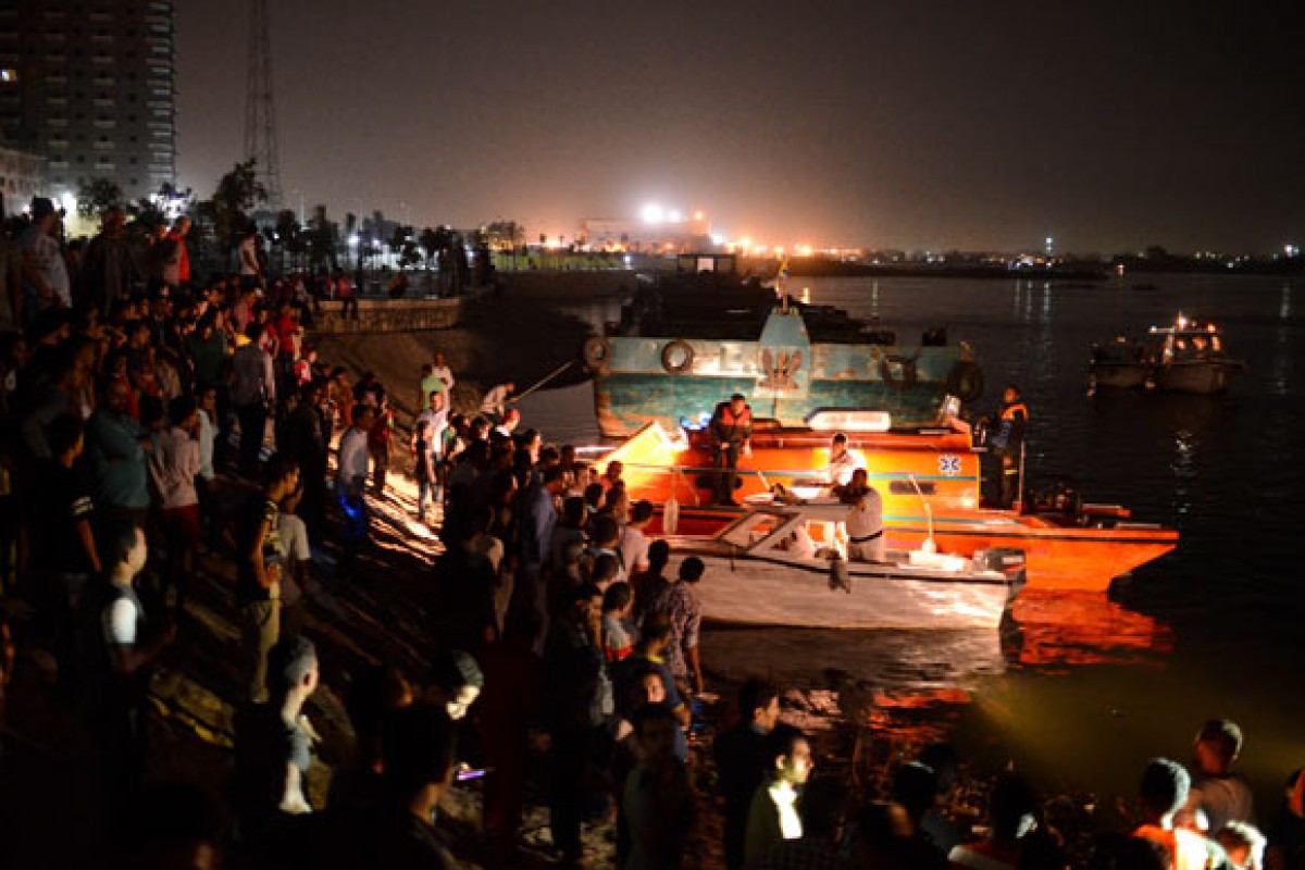 Nhân viên an ninh và y tế Ai Cập cho biết, ít nhất 15 người trong đó có 2 trẻ em đã thiệt mạng, 4 người hiện vẫn mất tích, 6 người được cứu sống sau khi một chiếc tàu chở hàng va chạm với phà chở 25 người trên sông Nile ngày 23/7. Cảnh sát đã bắt giữ chủ tàu chở hàng để điều tra nguyên nhân vụ tai nạn. Trong ảnh: Nhân viên cứu hộ tìm kiếm nạn nhân mất tích trong vụ chìm phà. AFP/TTXVN