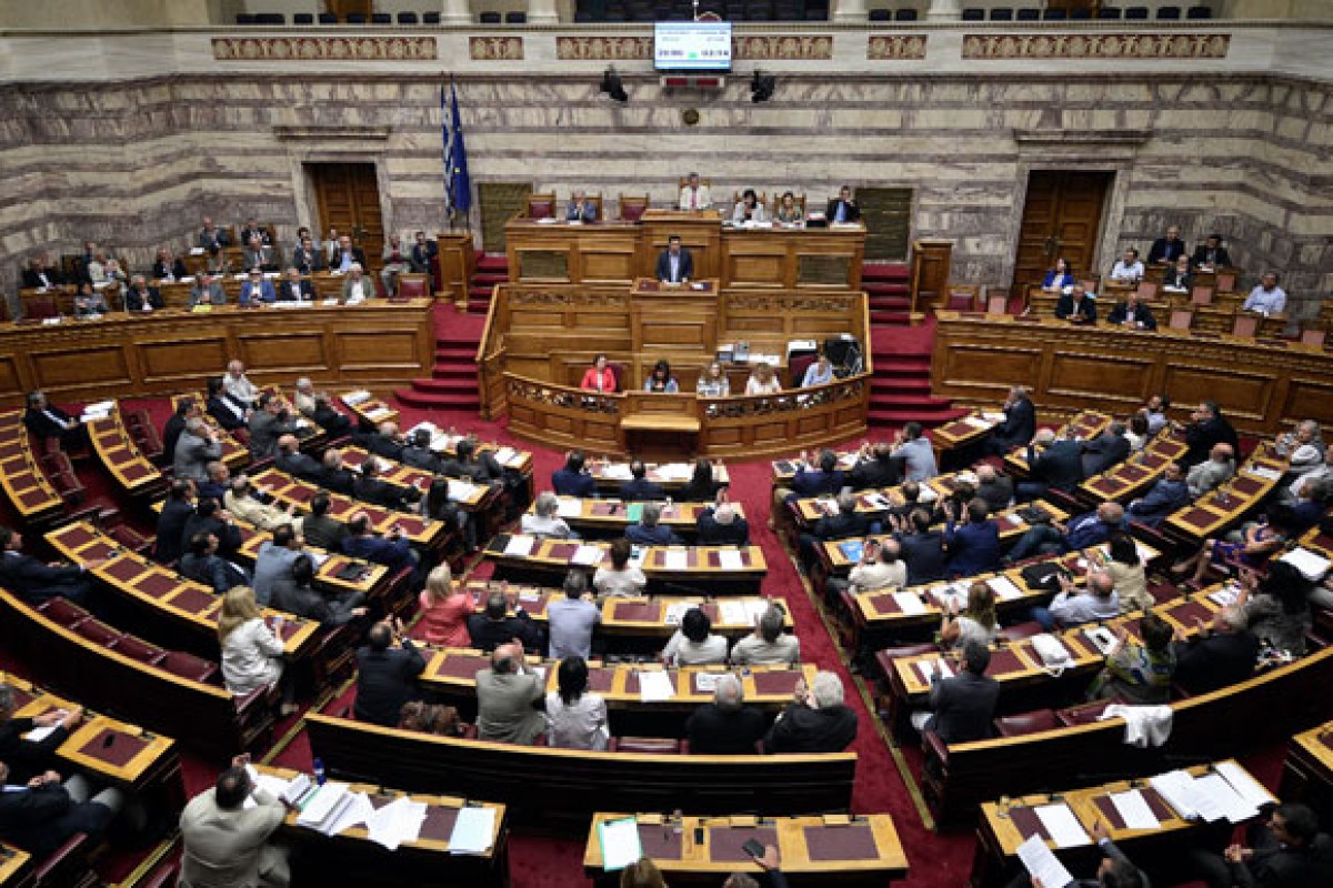 :   Sáng 23/7, Quốc hội Hy Lạp đã thông qua dự luật thứ hai về các biện pháp cải cách khắc khổ theo yêu cầu của các chủ nợ quốc tế để mở đường cho việc giải ngân gói cứu trợ thứ 3 trị giá 86 tỷ euro (96 tỷ USD), vốn vô cùng cấp thiết đối với Athens hiện nay. Dự luật cải cách thứ hai được thông qua với hơn 200 nghị sĩ ủng hộ trong Quốc hội Hy Lạp gồm 300 thành viên. Trong ảnh: Thủ tướng Hy Lạp Alexis Tsipras phát biểu trước khi Quốc hội bỏ phiếu. AFP/TTXVN