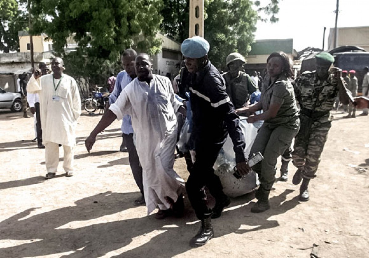 Ngày 22/7, ít nhất 50 người thiệt mạng trong các vụ tấn công được cho là do phiến quân Hồi giáo cực đoan Boko Haram tiến hành tại miền Bắc Cameroon và Đông Bắc Nigeria. Tại Cameroon, hai vụ tấn công liên tiếp nhằm vào khu chợ trung tâm ở Maroua và vùng Hausa gần đó do hai bé gái “dưới 15 tuổi” tiến hành, làm 11 người thiệt mạng và 32 người khác bị thương. Trong khi đó, cùng ngày, tại thành phố Gombe của Nigeria đã xảy ra các vụ nổ liên tiếp tại hai trạm xe bus Dadin Kowa và Dukku, làm 42 người thiệt mạng. Trong ảnh: Nhân viên an ninh chuyển thi thể nạn nhân vụ đánh bom kép tại Maroua, bắc Cameroon ngày 22/7. AFP/TTXVN