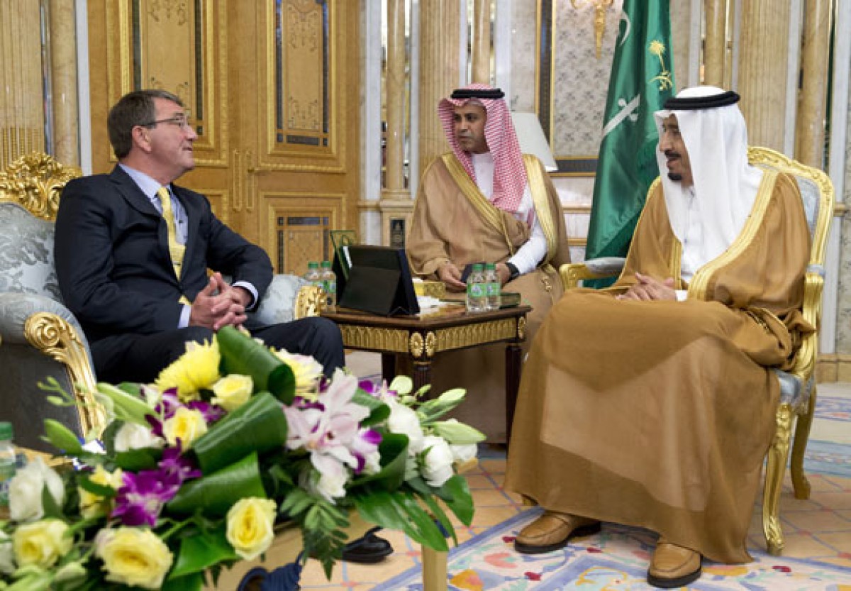 Ngày 22/7, tại Jeddah, Quốc vương Saudi Arabia Salman (phải) có cuộc gặp với Bộ trưởng Quốc phòng Mỹ Ashton Carter (trái) đang trong chuyến thăm Saudi Arabia trong nỗ lực giải tỏa những quan ngại của đồng minh về thỏa thuận hạt nhân vừa đạt được giữa Iran và nhóm P5+1 hôm 14/7 vừa qua. Tại cuộc gặp, Quốc vương Salman cho biết Saudi Arabia ủng hộ thỏa thuận hạt nhân trên, tuy nhiên bày tỏ nghi ngại về việc thực thi một cách hiệu quả thỏa thuận lịch sử này. AFP-TTXVN