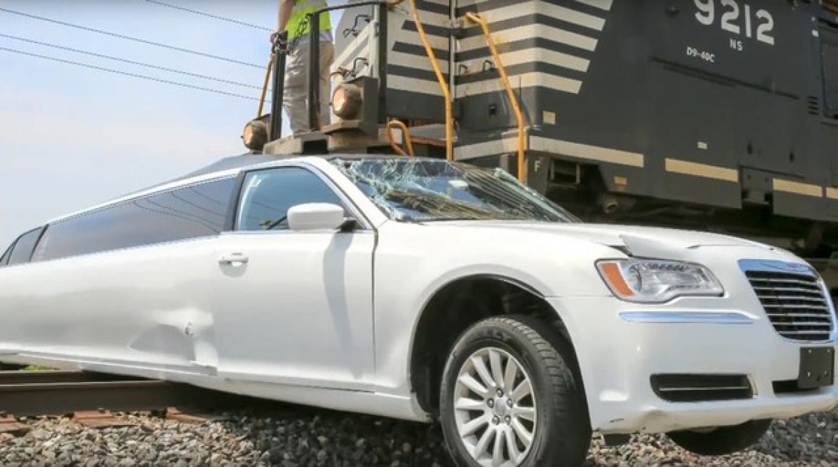 [VIDEO] Xe siêu sang limousine bị tàu hỏa ủn đi hàng trăm mét