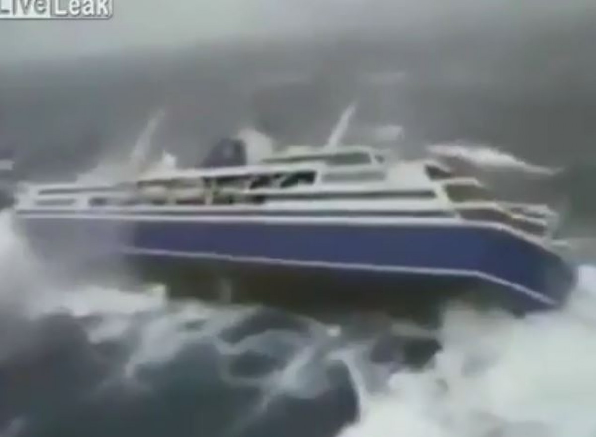 [VIDEO] Cảnh tượng kinh hoàng như phim Hollywood bên trong siêu tàu gặp bão dữ