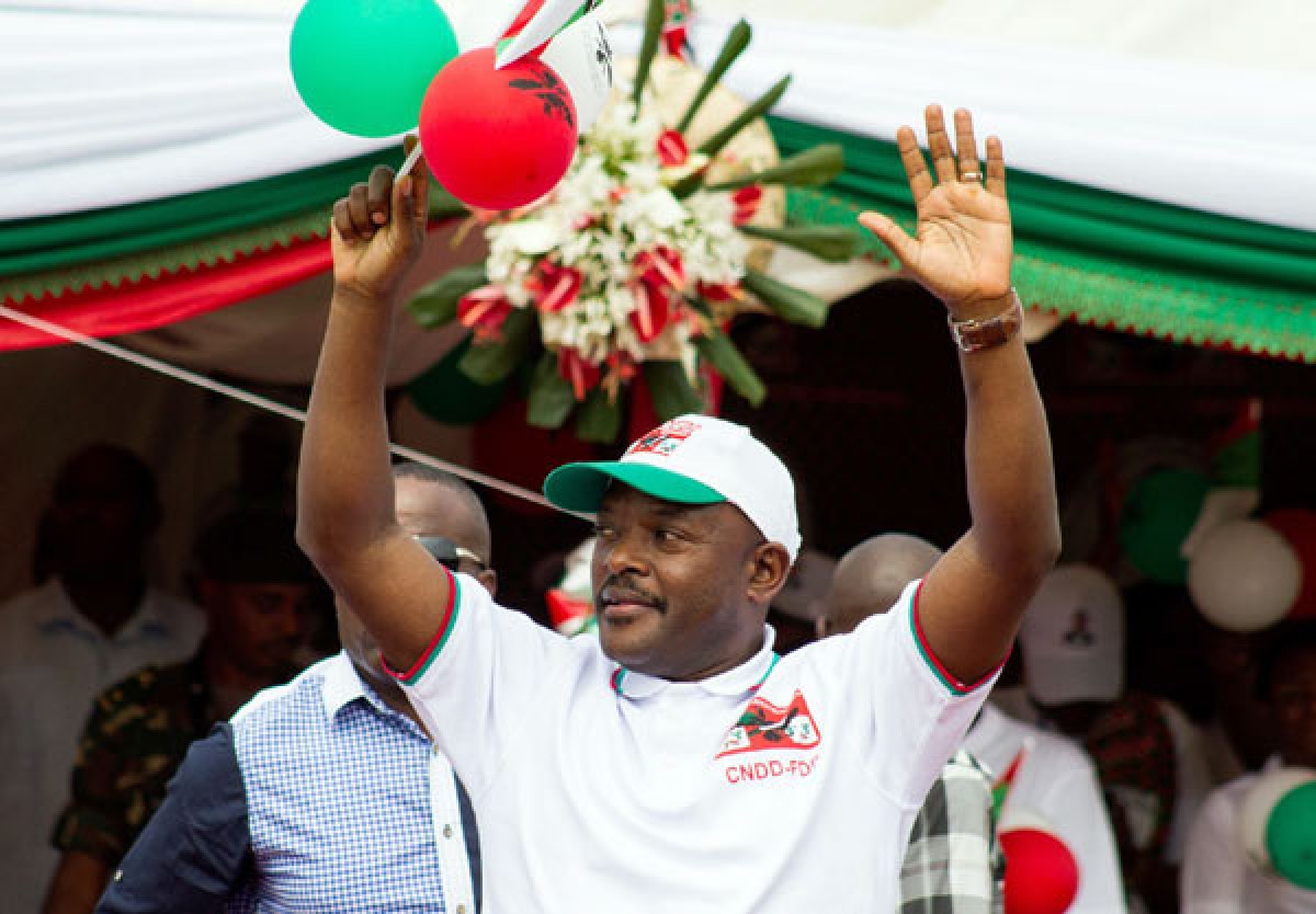 Ngày 24/7, Ủy ban bầu cử quốc gia Burundi đã công bố kết quả cuộc bầu cử Tổng thống nước này, theo đó Tổng thống đương nhiệm Pierre Nkurunziza tái đắc cử nhiệm kỳ thứ ba liên tiếp. Theo kết quả bỏ phiếu, ông Nkurunziza được 69,4% phiếu ủng hộ và giành chiến thắng ngay tại vòng đầu. Ứng viên đối lập về thứ hai là Agathon Rwasa cũng chỉ giành được 18,99% phiếu bầu. Dư luận quốc tế quan ngại kết quả bầu cử này sẽ khiến căng thẳng chính trị tại Burundi tiếp tục leo thang và mở đường cho xung đột tái diễn. Trong ảnh (tư liệu): Tổng thống Burundi Pierre Nkurunziza phát biểu trước những người ủng hộ trong cuộc vận động bầu cử ở thủ đô Bujumbura ngày 26/6. AFP/TTXVN
