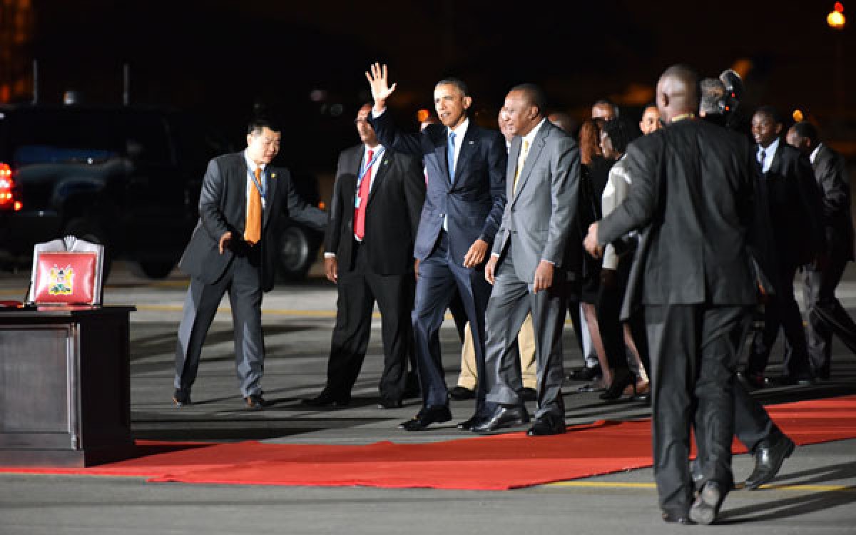 Ngày 24/7, Tổng thống Mỹ Barack Obama đã tới Nairobi, bắt đầu chuyến thăm Kenya, chặng dừng chân đầu tiên trong chuyến công du châu Phi lần thứ tư kéo dài 5 ngày. Đây là lần đầu tiên ông Obama trở về thăm quê hương của cha mình trên cương vị Tổng thống Mỹ. Trong thời gian ở Nairobi, Tổng thống Barack Obama sẽ hội đàm với các nhà lãnh đạo nước chủ nhà Kenya, dự Hội nghị doanh nghiệp toàn cầu, thăm các làng mạc ở Kenya và có thể sẽ dừng chân tại ngôi nhà của bà nội Sarah Obama. Trong ảnh: Tổng thống Kenya Uhuru Kenyatta (trái) đón Tổng thống Mỹ Barack Obama (phải) tại sân bay quốc tế Kenyatta ở Nairobi ngày 24/7. AFP/ TTXVN