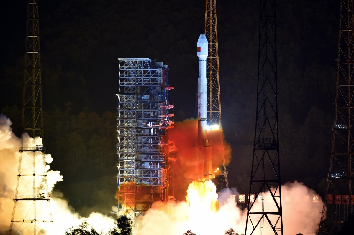 Tối 25/7, tại Trung tâm phóng vệ tinh Tây Xương, tỉnh miền tây nam Tứ Xuyên, Trung Quốc đã phóng thành công hai vệ tinh dẫn đường Bắc Đẩu thế hệ mới vào quỹ đạo bằng tên lửa đẩy Trường Chinh 3B.Đây là các vệ tinh thứ 18 và 19 của hệ thống vệ tinh Bắc Đẩu do Trung Quốc tự chế tạo. Năm 2000, Trung Quốc đã phóng thành công vệ tinh Bắc Đẩu đầu tiên lên quỹ đạo và từ tháng 12/2012, hệ thống vệ tinh này bắt đầu phục vụ các mục đích dân sự như định vị, dẫn hướng, truyền tin… tại Trung Quốc cũng như nhiều khu vực ở châu Á-Thái Bình Dương. Sau đó, hệ thống này cũng dần được đưa vào sử dụng trong các lĩnh vực như giao thông, dự báo thời tiết, thông tin về hàng hải, lâm nghiệp và viễn thông. Trong ảnh: Tên lửa đẩy Trường Chinh 3B mang theo hai vệ tinh Bắc Đẩu rời bệ phóng. THX/TTXVN