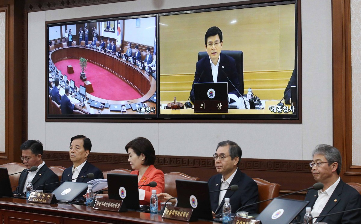 Ngày 26/7,  Bộ trưởng Thống nhất Hàn Quốc Hong Yong-pyo đã kêu gọi Triều Tiên tiến tới bàn đàm phán, đồng thời cho rằng tất cả các vấn đề còn tồn tại có thể được giải quyết thông qua đối thoại. Trả lời phỏng vấn hãng phát thanh - truyền hình KBS của Hàn Quốc, ông Hong nói rằng hai miền Triều Tiên cần gặp gỡ và giải quyết nhiều vấn đề còn tồn tại, dù là thông qua tiếp xúc cấp cao hay các cuộc đàm phán cấp chuyên viên, trong đó ông Hong cũng nhấn mạnh hai bên cần tìm biện pháp nối lại các chuyến du lịch tới núi Kumgang thông qua đối thoại.Trong ảnh: Bộ trưởng Thống nhất Hàn Quốc Hong Yong-pyo (trái), Bộ trưởng Quốc phòng Hàn Quốc Han Min-koo (thứ 2 trái) và các bộ trưởng tại cuộc họp ở Seoul. Yonhap/TTXVN