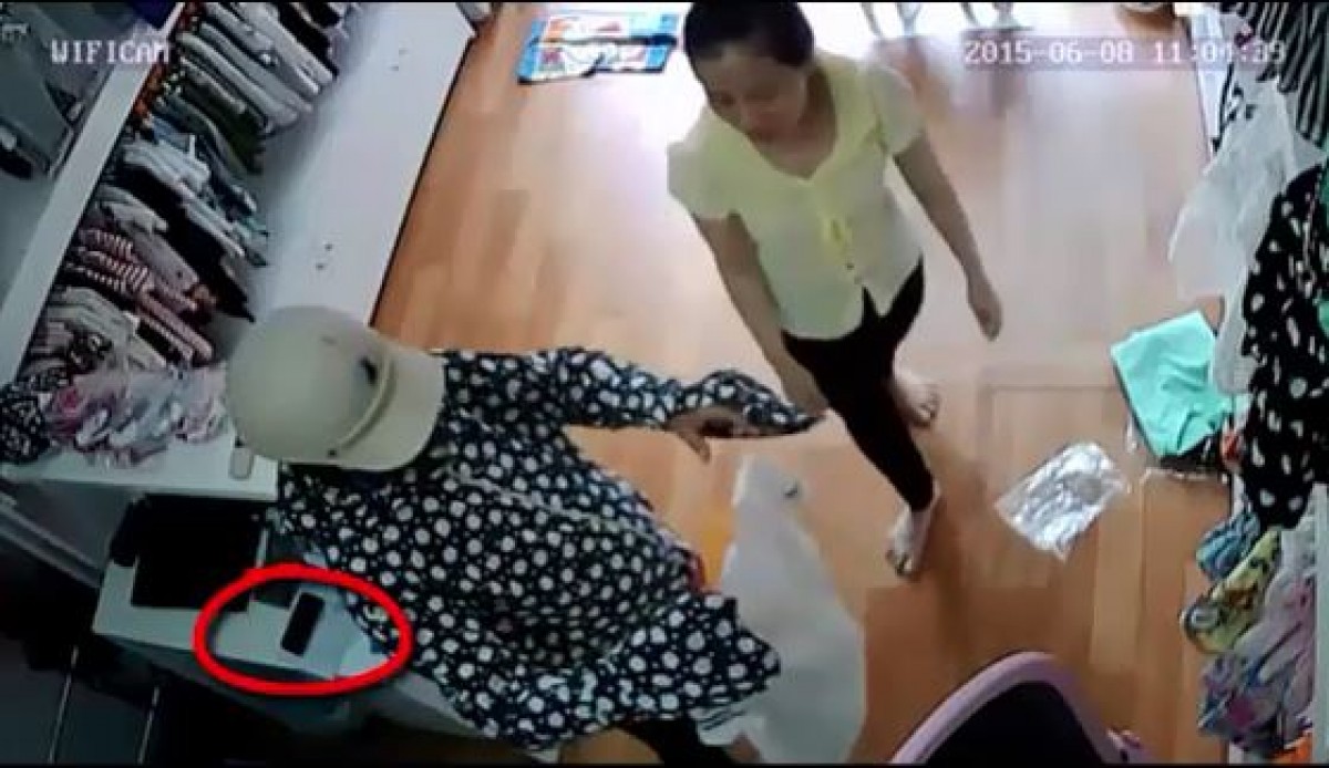 [VIDEO] Nữ trộm quỳ lạy, van xin thanh niên xăm trổ